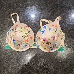Victoria Secret Very Sexy Push-up Bra 36D Floral Design. Light pink in color.